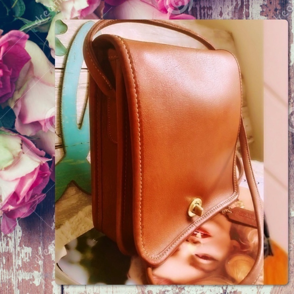 VINTAGE COACH BRITISH TAN COMPACT POUCH CROSSBODY BAG 
Style # 9620 - Picture 7 of 17